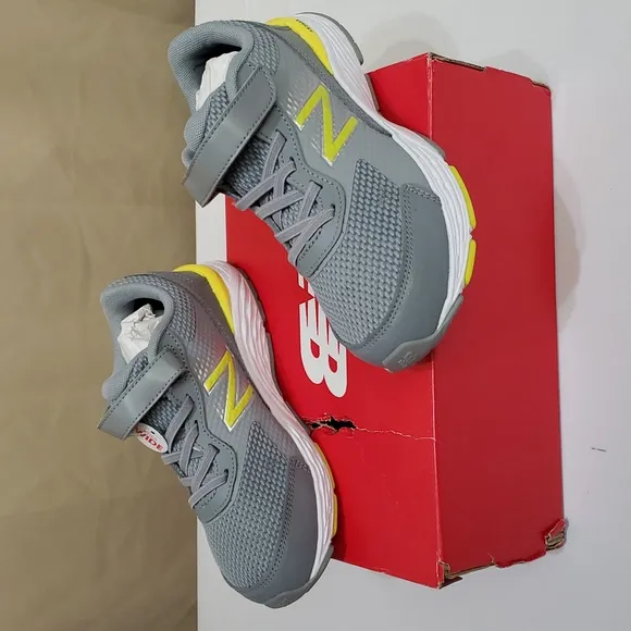 NIB 1.5 X-Wide Little Boys, 680 V6 Velcro Hook &amp; Loop Running Shoe, New Balance
