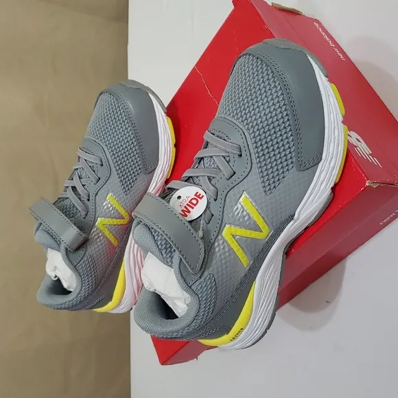 NIB 1.5 X-Wide Little Boys, 680 V6 Velcro Hook &amp; Loop Running Shoe, New Balance