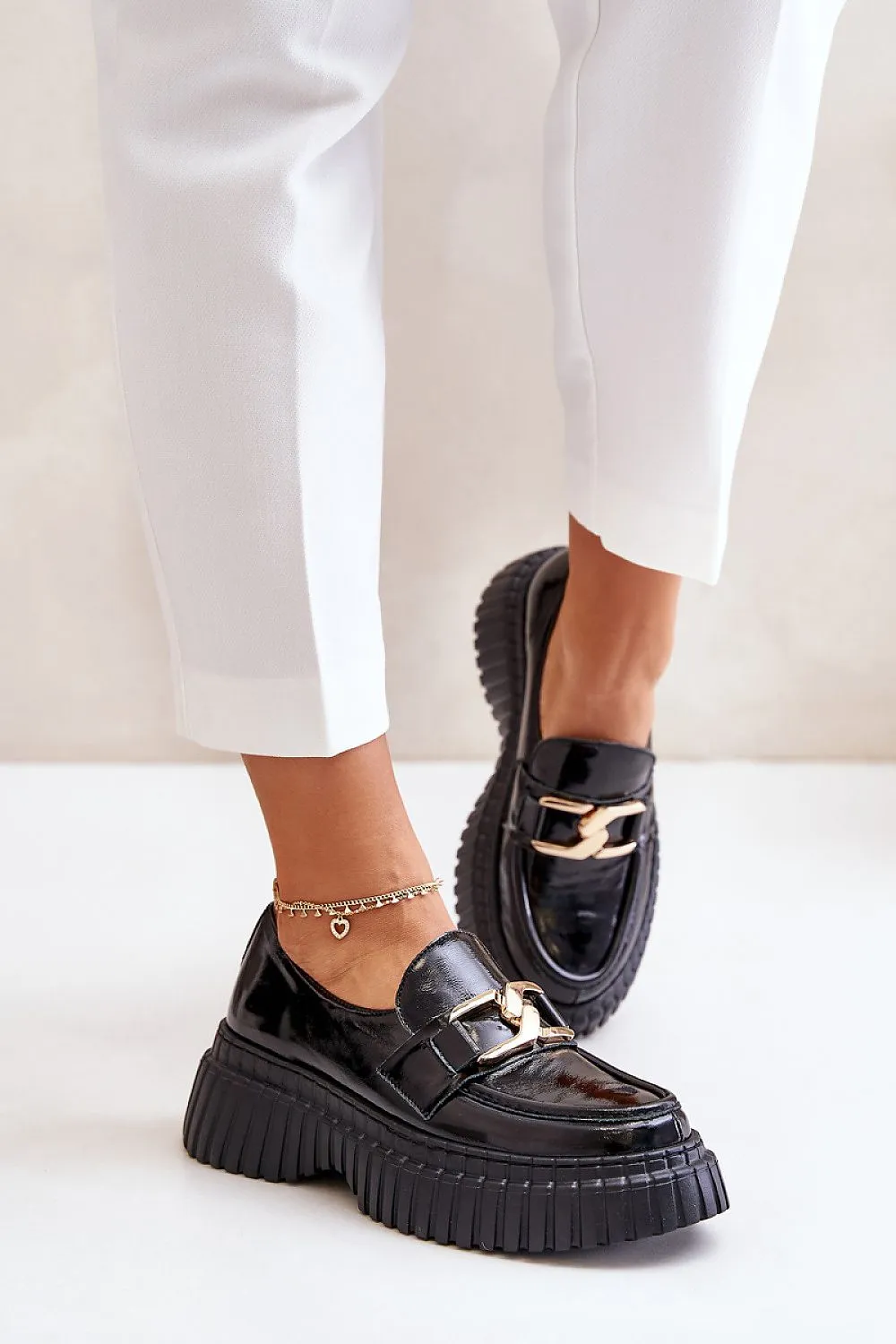 Rounded toe caps leather low shoes